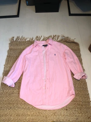 Rosa skjorta Ralph lauren  - Säljer denna sjukt feta skjorta från Ralph lauren som kanpt använd. Den är i storlek s. Om du har några funderingar är det bara att skicka, priset är ej hugget i sten!