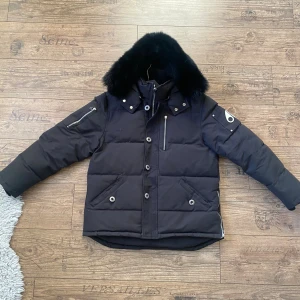 Svart pufferjacka Moose Knuckles - Moose Jacka med svart päls | Inga defekter alls inget hål eller något sånt | 8/10 i skick | kommer utan påse och bag | priset är inte hugget i sten så kom med bud | skriv till mig för mer bilder | skickas dagen efter eller om du köper på morgonen så skickar jag på kvällen därpå.