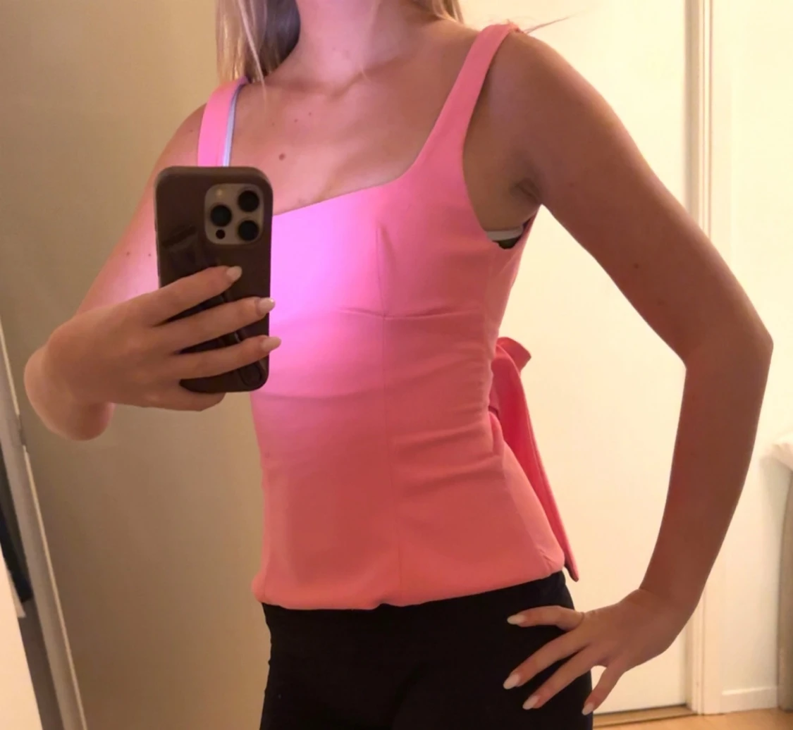 Rosa topp med rosett i ryggen - 1