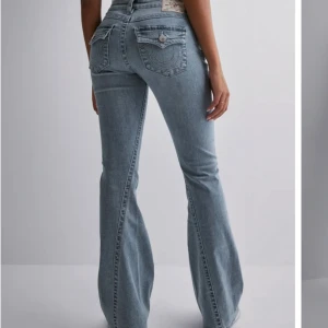 True religion jeans - Jätte fina blåa true religion jeans! De har tyvärr fått ett hål mellan benen och ett på knät och jag har försökt att sy de mellan benen men jag kan ej😅 (sista bilden) Annars är de bara lite slitna längst ner då de är långa☺️💗 I storlek W24