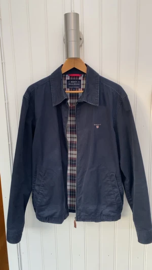 Gant jacka  - Skitsnygg jacka från Gant!  Lite använd och väl omhändertagen. Storlek M.  #gant #gantjacket #gantjacke #gantjacka #bomullsjacka #bomullsjakke #bawelna100procent #bawelnianakurtka #gantvintage