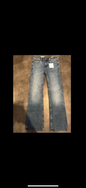 low waist  bootcut jeans W27 L32 - Snygga jeans från bik bok, helt nya med prislapp, nypris 499.
