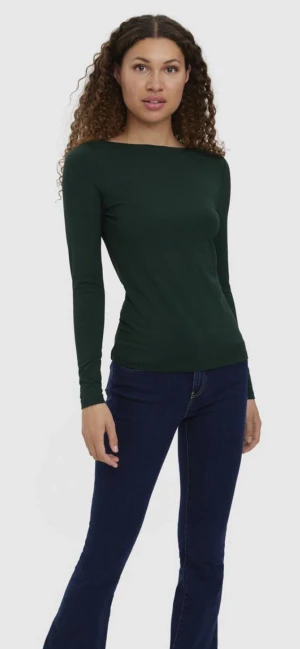 Mörkgrön intimissimi tröja - En tröja från intimissimi som ej säljs i denna färg längre, den är knappt använd. Ny pris på den är 490kr