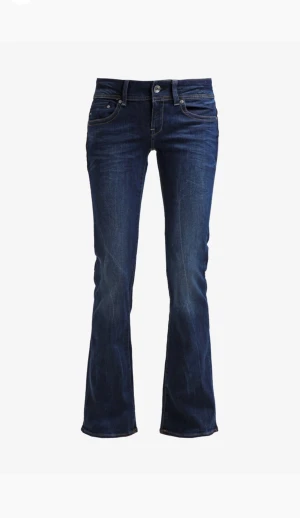 Mörkblå bootcut jeans från G-Star RAW - Snygga mörkblå jeans från G-Star RAW. Modellen har låg midja och bootcut-ben som ger en schysst siluett. Jeansen är tillverkade i slitstarkt denim och har dragkedja och knapp framtill. Nypris: 1300kr 