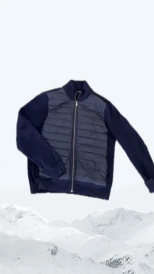 Cardigan  - Säljer min cardigan då den inte används lika mycket. Skicket är 10/10. Mitt pris 350kr kan diskuteras vid snabb affär🤝