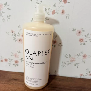 Olaplex No.4 Bond Maintenance Shampoo - Stor flaska Olaplex No.4 Bond Maintenance Shampoo med pump.Olaplex No.4 är ett färgbevarande, skonsamt och effektivt schampo som passar alla hårtyper. Det har en vårdande formula som lagar skadat hår, förebygger kluvna toppar och stärker håret inifrån. Det innehåller Olaplex egen molekyl som sammanlänkar svavelbindningar som slits dagligen vid t.ex kamning, solljus och när man under natten gnider håret mot kudden.