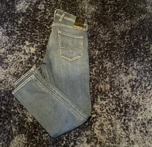 Replay Jeans - Asfeta replays säljes! Knappt använde så jäkla bra skick. Storlek 33/32 o har en slim passform ish. Bli lika grisch som Anis don de fika