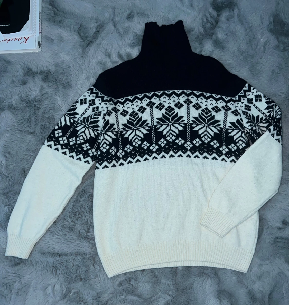 Stickad polotröja med vintermönster