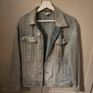 Ljusblå jeansjacka - Säljer en ljusblå jeansjacka som är lite oversized. Strl xs, bra skick!❤️