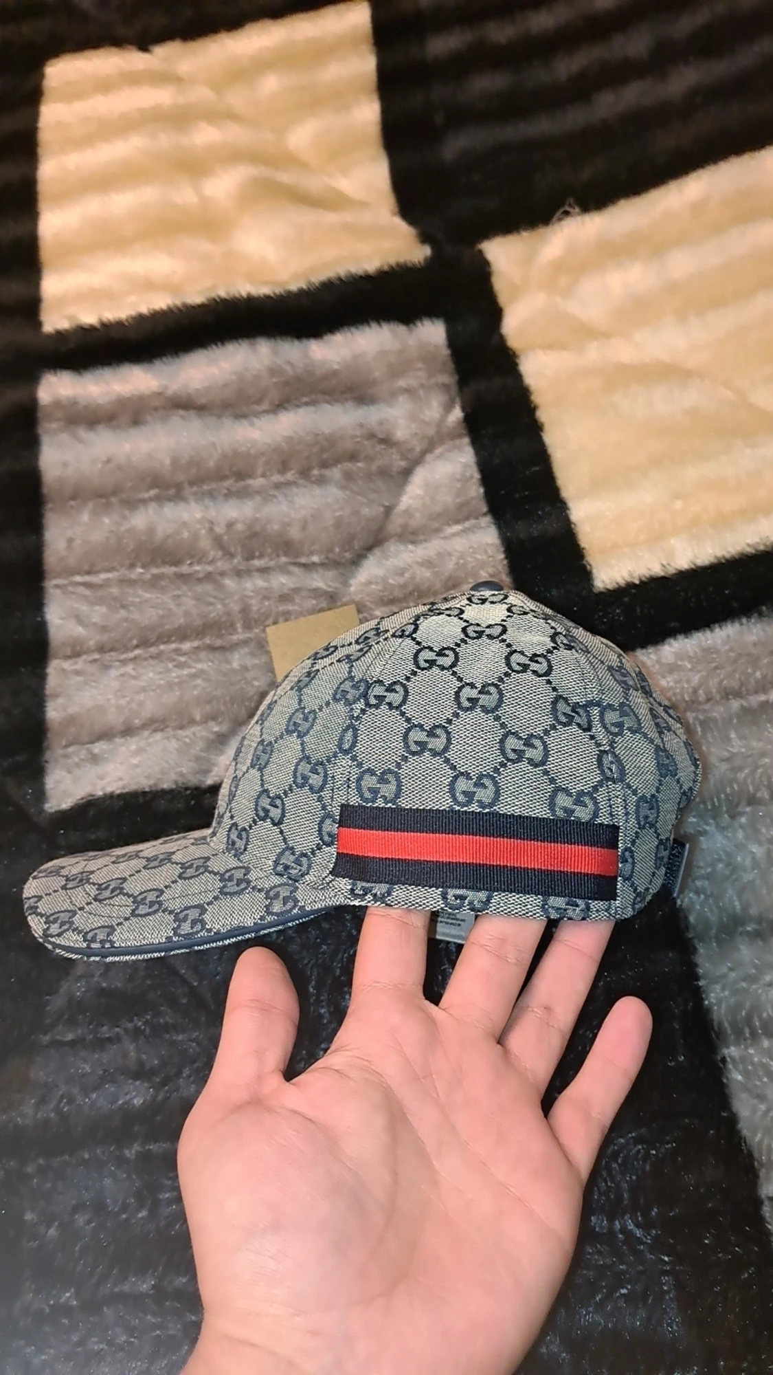Gucci keps med GG-mönster och röd-blå detalj - 1