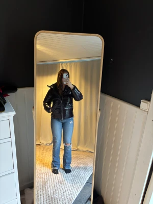 Vinterjacka - Jag säljer denna jacka som är väldigt populär från Nelly i storlek S, den är väldigt varm och fin perfekt för vintern! Jag säljer den för 500 kronor men det går absolut att diskutera så skriv vid intresse. Ursprungspriset är 799 kronor på hemsidan. Jackan ser helt ny ut då den är använd en gång. Du står för frakten💕