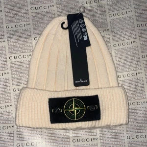 Stone Island vintermössa  - Splitterny vintermössa från stone Island.         Finns i Göteborg. Onesize / Unisex 