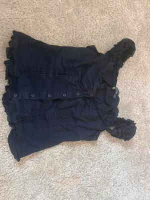 Mörkblå blus med volangdetaljer - Söt mörkblå blus från Brandy❤️❤️