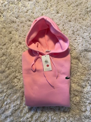 NY Lacoste Hoodie - Helt ny fräsch & snygg Lacoste hoodie - Skick: 10/10 - Storlek: Passar M/L - Mitt pris: 449kr - DM vid frågor & funderingar! Byten tas emot.