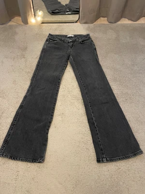 Svarta bootcut jeans - Snygga svarta bootcut jeans. Har en skada i grenen, utöver det inga skador. 💕