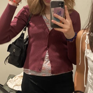 Kofta  - Röd kofta as snygg att ha ett linne under. Har storlek S den passar perfekt. 