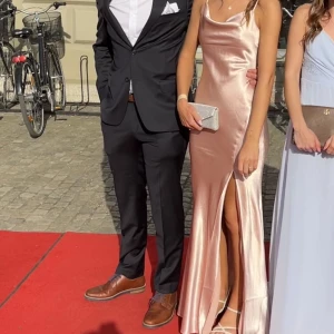 Rosa balklänning i satin  - Säljer denna jätte fina klänningen ifrån Nelly hade den på balen 2022 