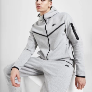 Nike tech  - säljer min gråa Nike tech , storlek Xs o passar korta personer bra . Säljer hela dressen för 900 + frakt då ja vill bli av med den . Kvitto bevis finns och kom privat för fler bilder eller frågor 🙏🏻❤️