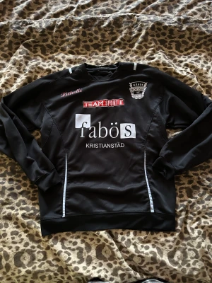 Träningströja - Helt ny träningströja i storlek m, stor i storlek! Nyskick endast testad hemma, perfekt till träningen, joggingrundan, fotbollsmatchen, vad som. 