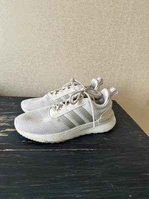 Adidas sneakers  - Vita sneakers från adidas. Lite fläckiga men sparsamt använda. Storlek 39 1/3 