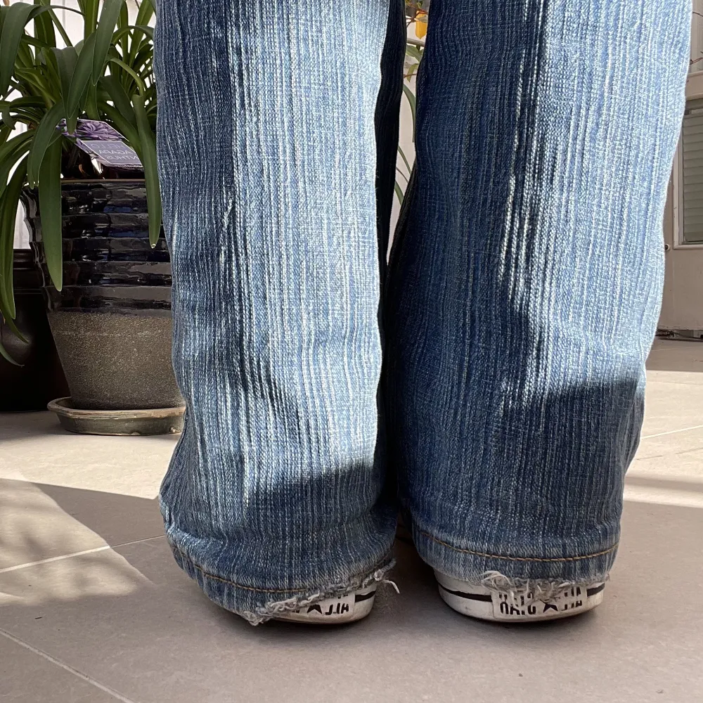 Jättesnygga jeans från brandy i modellen Brielle 90s jeans🤩(Andra bilden lånad från hemsidan) Har små slitningar vid hälarna, men inget som påverkar funktionen eller intrycket. Hör gärna av er vid fler frågor! 🥰 Gratis leverans idag! 😍. Jeans & Byxor.