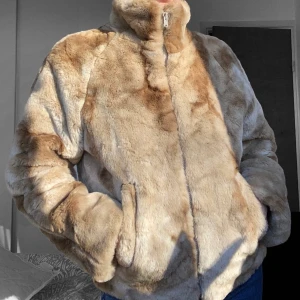 Fejkpälsjacka - Beige/brun fejkpälsjacka i strl M, skulle säga att den är liten i storleken så passar nog mindre ✨ I nyskick!