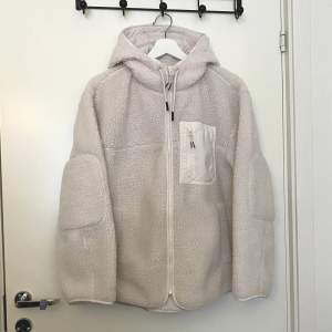 Säljer denna supermysiga oversized jackan från H&M i stl XS i färgen offwhite. Nyskick! Skriv för mer info/bilder 🤍Ord pris 499kr