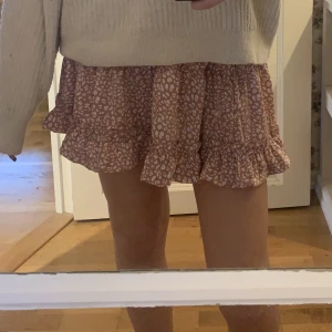 Leopard mönstrad volangkjol - Gammelrosa färg, nästan aldrig använd!