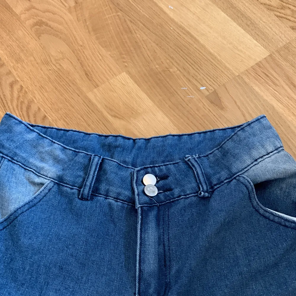Säljer dessa snygga baggy jeansen! Påminner lite om cargopants🤩använd fåtal gånger💗. Jeans & Byxor.