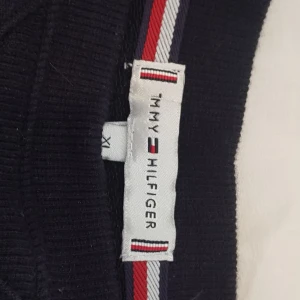 Fin Tommy Hilfiger tröja  - Super fin och skön tröja från Tommy Hilfiger!!! Det ät storlek XL men känns mer som en M. Den är i etg väldigt var skick och är inte så använd💛