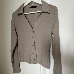 Topp - Fin ribbad topp från Bikbok som jag säljer då den inte kommer till användning. Nyskick och passar även storlek S🤎