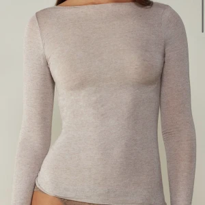 Intimissimi tröja - Säljer min intimissimi tröja då den inte kommer till lika mycket användning som jag trott. Den är som ny, endast använd 2-3 gånger! Kan skicka bilder med den på om det önskas💗 Nypris 429kr✨