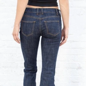 Lågmidjade jeans  - Lågmidjade flare jeans! Har aldrig använt dessa byxor (prislappen är kvar). Säljer pga att de var för långa för mig, sitter annars jättebra vid midjan! 