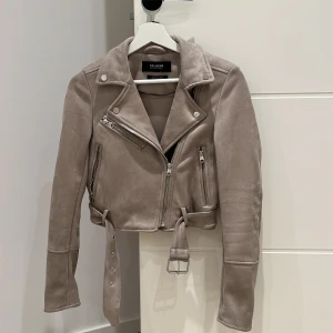 Mocka jacka  - Beige/grå mocka jacka från Pull&Bear