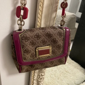 Guess väska - Säljer min superfina guess väska 🌟 Den är äkta men har tyvärr inget kvitto då jag fick den som present. I fint skick 💞 kom med prisförslag!