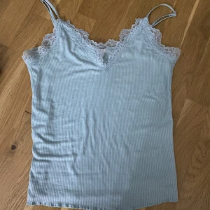 Turkost linne  - Turkost linne med spets från new yorker använd fåtal gånger storlek xs