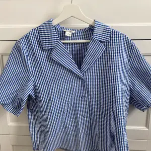 Rutig skjorta från Monki 💙storlek small, i nyskick (endast använd en gång)! Frakt tillkommer 