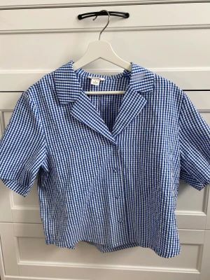 Rutig skjorta från Monki  - Rutig skjorta från Monki 💙storlek small, i nyskick (endast använd en gång)! Frakt tillkommer 