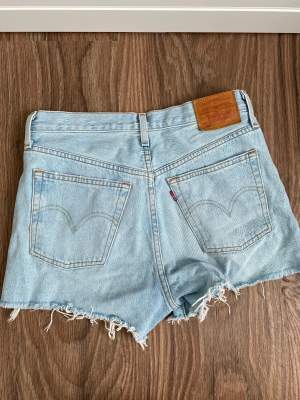 Levis 501 shorts i storlek 26W. Endast använda en sommar, superfint skick!🥰 vid köp av två eller fler plagg delar jag på fraktkostnaden! 