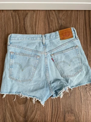 Levi’s shorts  - Levis 501 shorts i storlek 26W. Endast använda en sommar, superfint skick!🥰 vid köp av två eller fler plagg delar jag på fraktkostnaden! 