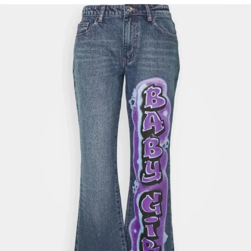 Hej säljer dessa jeans från jaded london, aldrig använda, lapp och orginal paketering finns kvar, orginal pris är 900. Jeans & Byxor.