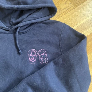 Ursäkta merch - Ursäktas merch, hoodie i storlek s