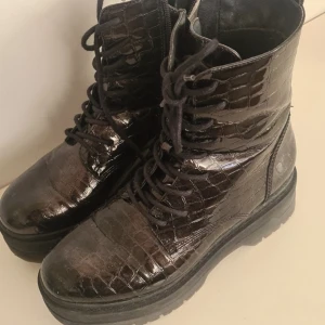 Höga boots  - Mörkbruna med fin texture (höga)  Super bra skick användes få gånger 