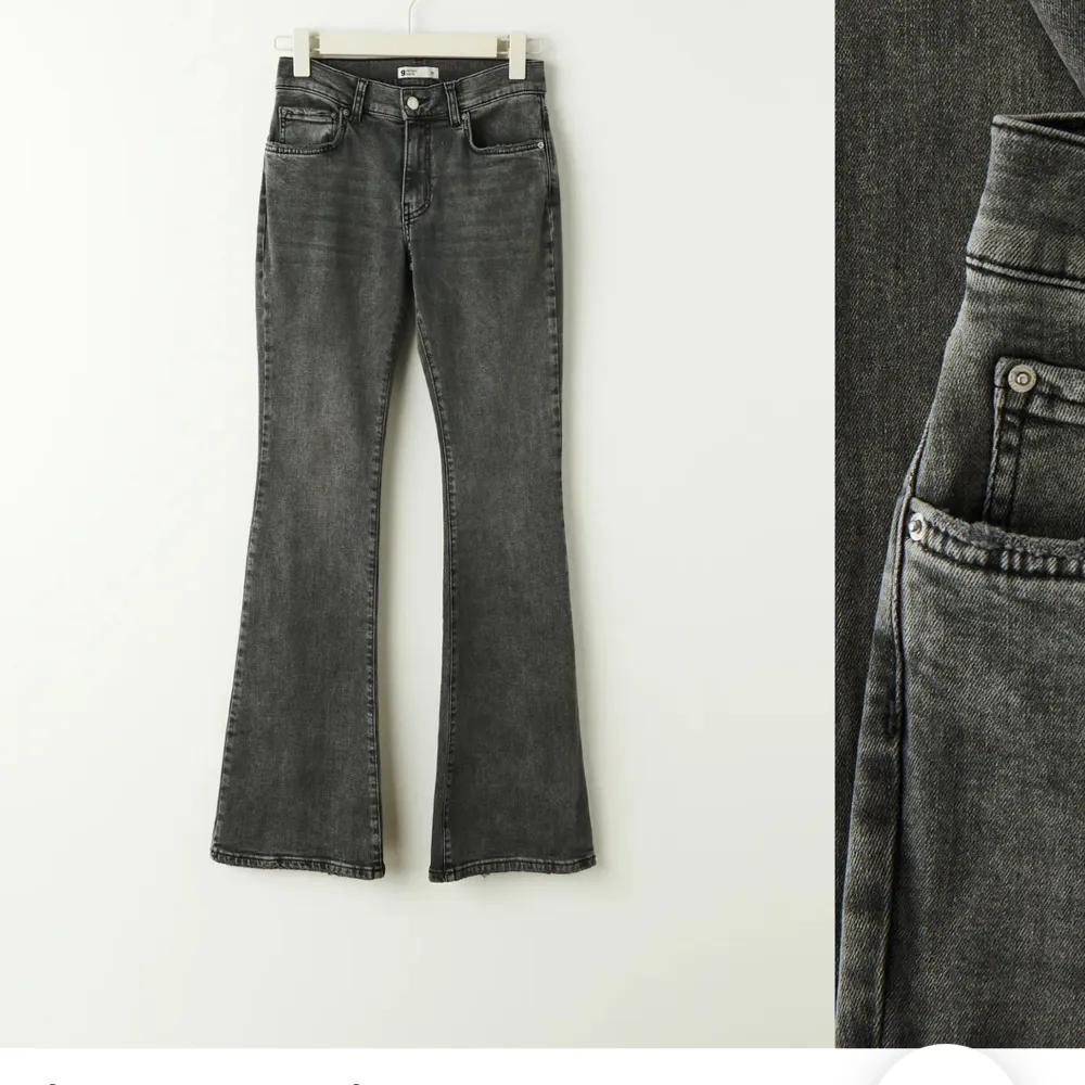 Säljer mina populära gråa low waits jeans ifrån gina tricot. Säljer pågrund av att de är för stora för mig. Har endast använt ett par fåtal gånger så fet är som nya! skriv till mig om du vill ha fler bilder så fixar jag!💕nypris 500kr. Jeans & Byxor.