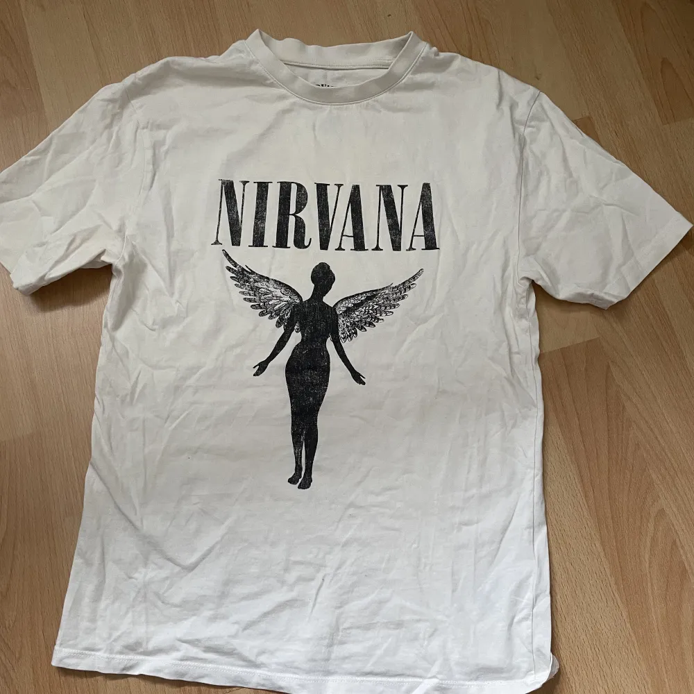 En cool nirvana tshirt från Cubus. Säljer pga att jag inte använder den längre. Bra skick köparen står för frakt💞. T-shirts.