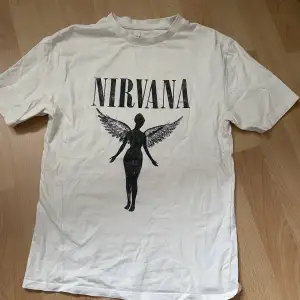 En cool nirvana tshirt från Cubus. Säljer pga att jag inte använder den längre. Bra skick köparen står för frakt💞