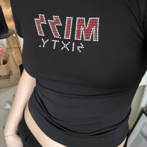 Miss sixty baby tee  - Säljer min as balla äkta Miss sixty baby tee!⚡️ Jättebra skick, säljer för att jag inte använder den så mycket ❤️väldigt y2k 💋Skriv om fler bilder 🫶🫶 OBS tryck inte på köp direkt!
