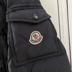 Moncler Himalaya 2/M - VIKTIGT ATT LÄSA! Säljer nu min moncler Himalaya jacka som jag ägt under några vintrar. Jackan är använd dagligen under flertal vintrar och det finns täcken på små ”flaws” som att cartoon tvättråden inte längre sitter kvar och att färgen på knappen lättat
