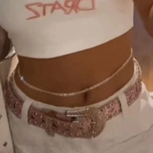 Snyggt rosa shärp  - Snyggt glittrigt rosa shärp passar många storlekar då det finns många justeringar längst med hela skärpet 