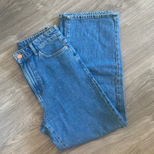 Jeans - mörkblå högmidjade jeans från Lindex, modell: Hanna  Storlek 36, men passar även som 38 kontakta för fler bilder osv möts upp i malmö eller postar men köparen står för frakten isf   